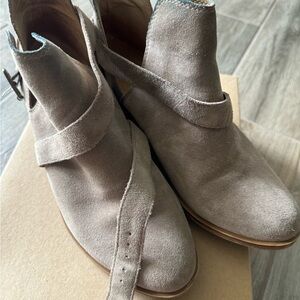 Slightly used stylish ankle boots